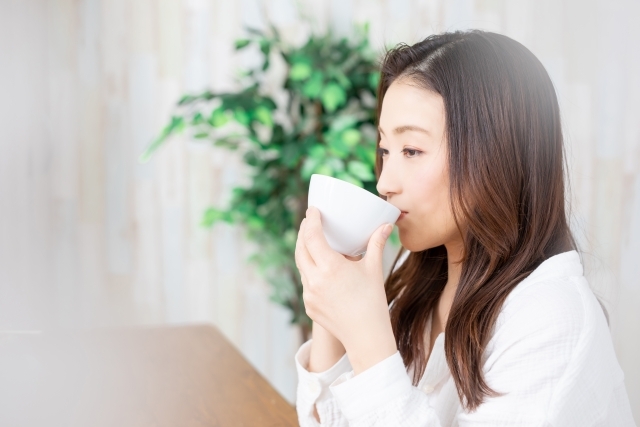 スープを飲む女性
